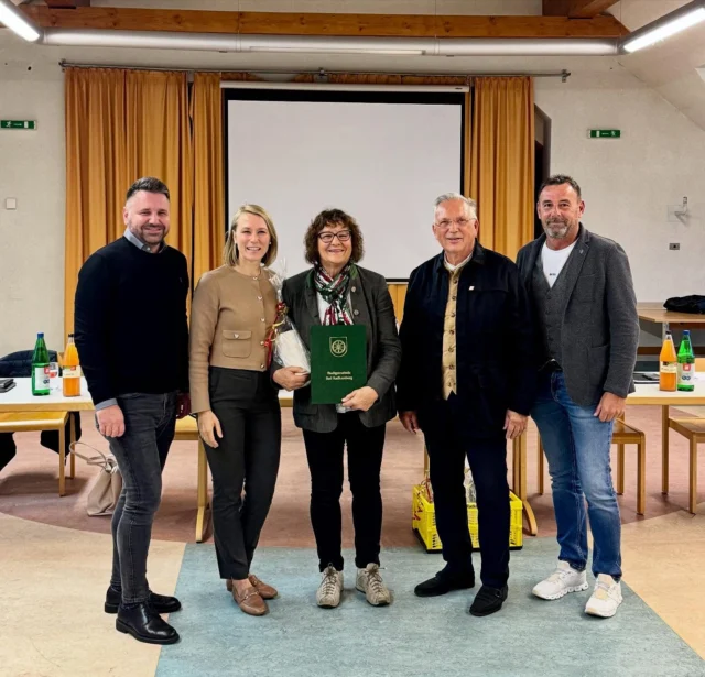 5 Jahre war Sissi Messner Gemeinderätin in der ehemaligen Umgebungsgemeinde, weitere 10 Jahre dann in der zusammengelegten Gemeinde Bad Radkersburg. Sie begann als ÖVP Gemeinderätin, aber Sissi bewies immer wieder Stärke und eigene Meinung. Fühlte sie sich schlecht behandelt zog sie Konsequenzen und wurde in dem Fall wilde Gemeinderätin. 2015 fand sie dann ihre politische Heimat, um für ihre Anliegen zu kämpfen in der BBR. Am Donnerstag wurde sie für ihr 15-jähriges Wirken als Gemeinderätin geehrt. Wir gratulieren Sissi ganz herzlich, bedanken uns für die vergangenen Jahre im Gemeinderat, der BBR bleibt sie als aktives Mitglied und kritischer Kopf weiterhin erhalten!